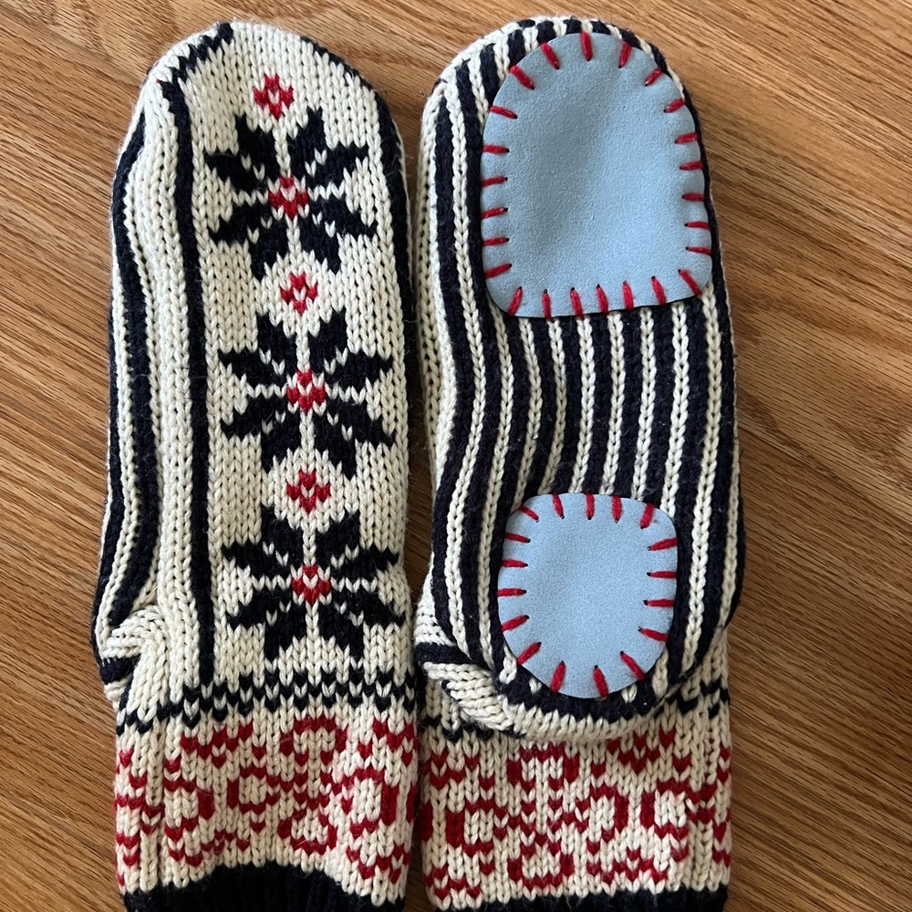 FREE 🆓 with Any Two Purchases - NEW Nordic Snowflake Knit Slipper Socks